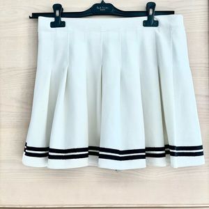 It is cute short pleated skirt. It is good item for preppy looks.